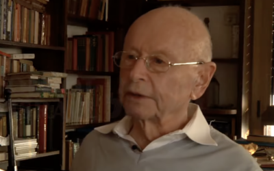 Maj. Gen. (res.) David Tolkowsky speaks in an interview with the Toldot Yisrael Israeli history podcast filmed January 3, 2011. (Screen capture: Toldot Yisrael via Youtube)